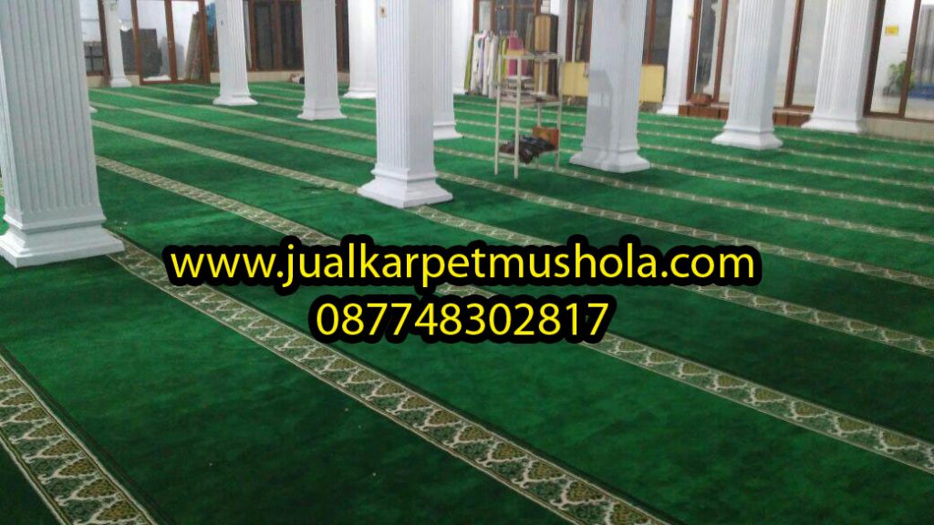 Apakah Sajadah Polos Lebih Baik dibawa ke Masjid?