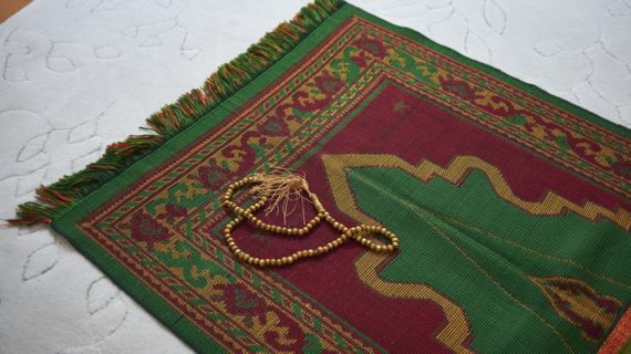Ukuran Sajadah Beda Bikin Sholat Ngga Khusyu’?